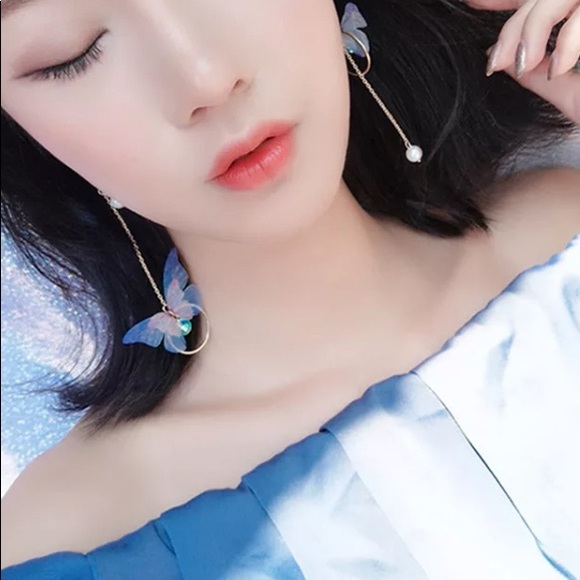 Beautiful Asymmetrical Butterfly 🦋 Earrings - Picture 7 of 7